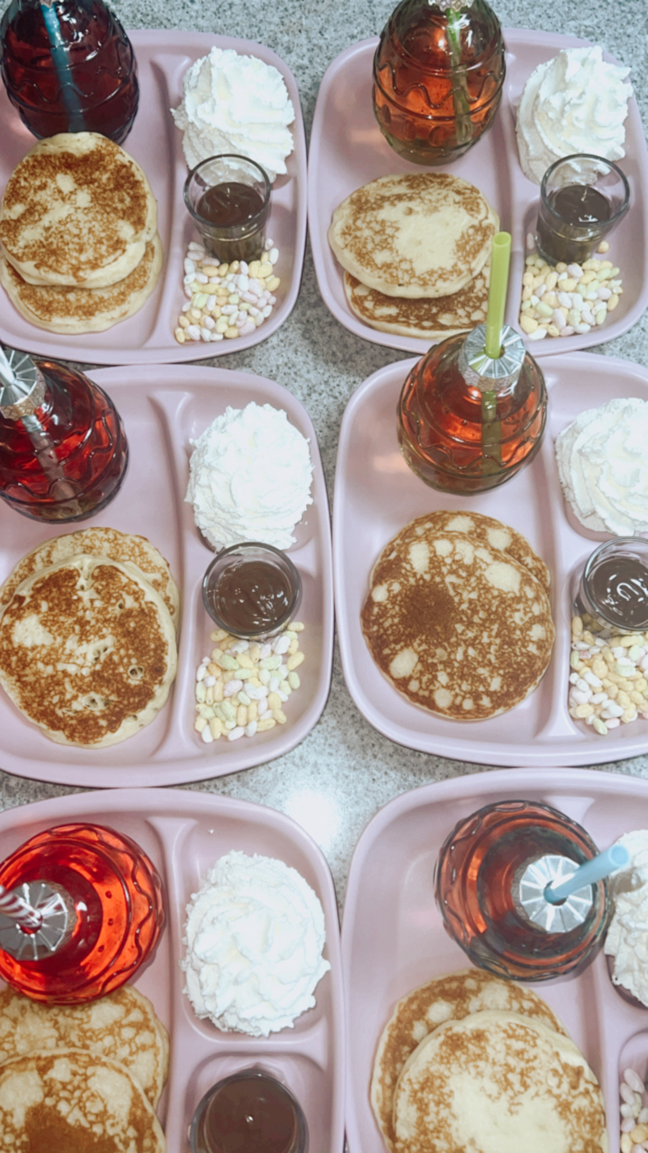 kids pancake-versieren-limonade-slagroom-nutella